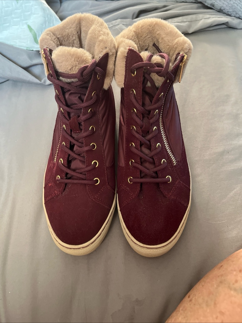 Cougar Wine Burgundy Faux-Fur High-Top Sneakers with gold side zip Wm7